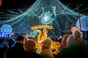 Daugavpils «Sapņu galaktikas» galvenā Ziemassvētku egle ir viena no skaistākajām Latvijā. Foto: Margarita Vigule 20