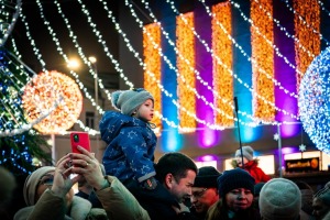 Daugavpils «Sapņu galaktikas» galvenā Ziemassvētku egle ir viena no skaistākajām Latvijā. Foto: Margarita Vigule 4