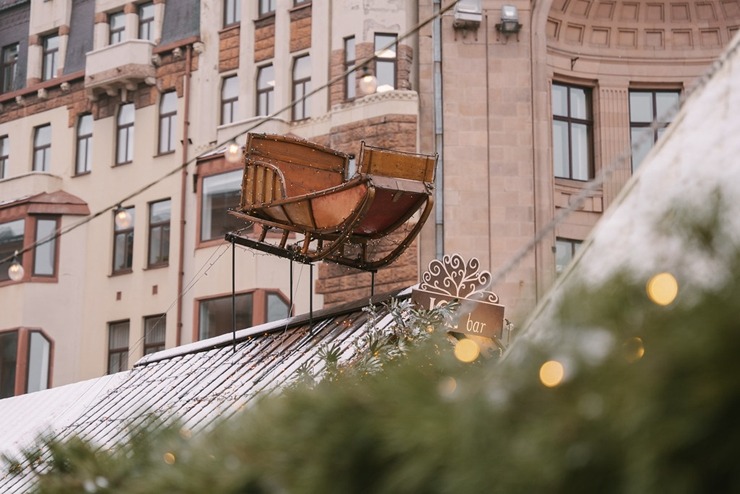 Vecrīgas Ziemassvētku tirdziņš piesaista vietējos un tūristus. Foto: vzt.lv 382235