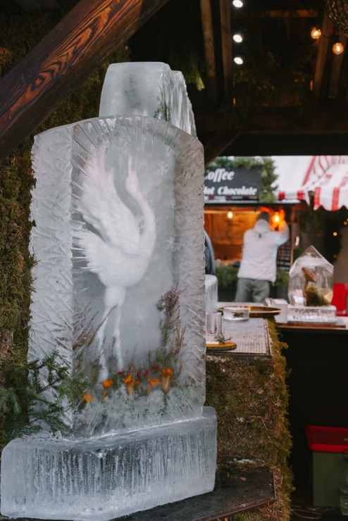 Vecrīgas Ziemassvētku tirdziņš piesaista vietējos un tūristus. Foto: vzt.lv 382236