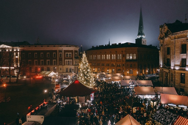Vecrīgas Ziemassvētku tirdziņš piesaista vietējos un tūristus. Foto: vzt.lv 382238