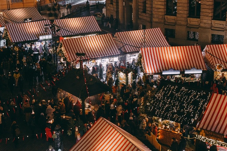 Vecrīgas Ziemassvētku tirdziņš piesaista vietējos un tūristus. Foto: vzt.lv 382239