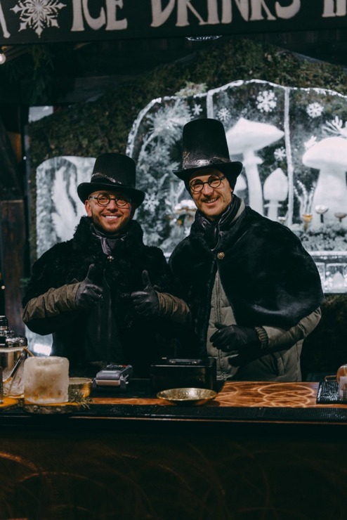 Vecrīgas Ziemassvētku tirdziņš piesaista vietējos un tūristus. Foto: vzt.lv 382241