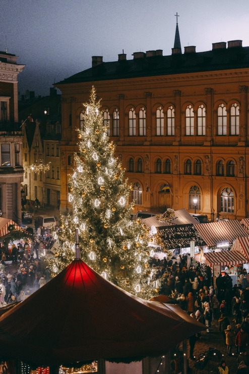 Vecrīgas Ziemassvētku tirdziņš piesaista vietējos un tūristus. Foto: vzt.lv 382243