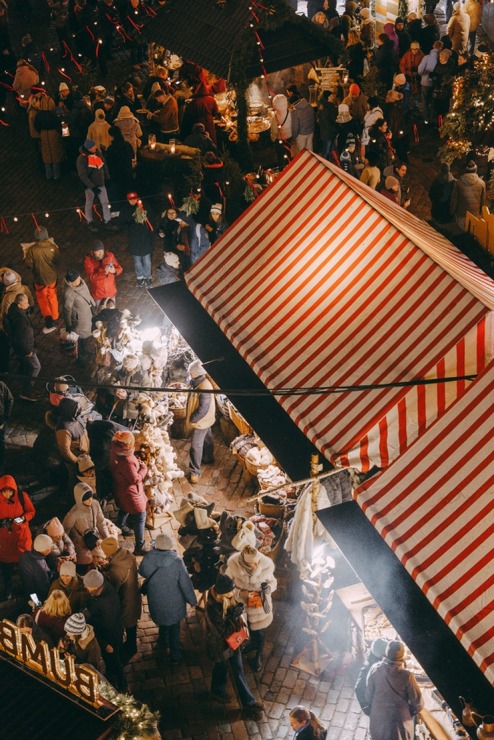 Vecrīgas Ziemassvētku tirdziņš piesaista vietējos un tūristus. Foto: vzt.lv 382244