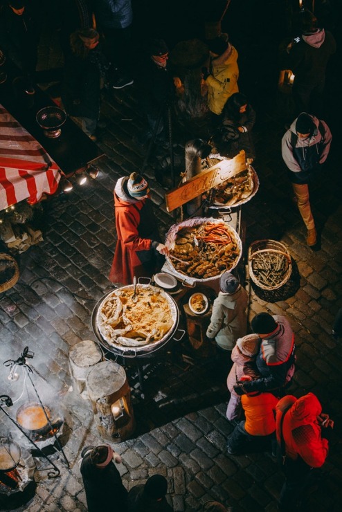 Vecrīgas Ziemassvētku tirdziņš piesaista vietējos un tūristus. Foto: vzt.lv 382245