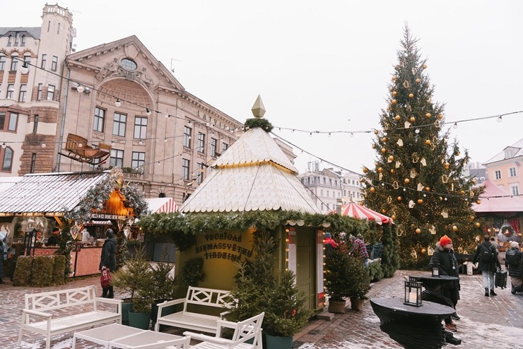 Vecrīgas Ziemassvētku tirdziņš piesaista vietējos un tūristus. Foto: vzt.lv 382228