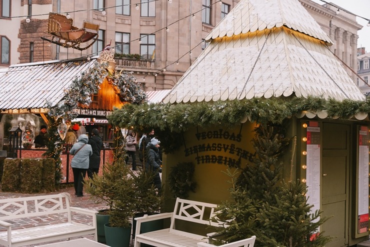 Vecrīgas Ziemassvētku tirdziņš piesaista vietējos un tūristus. Foto: vzt.lv 382229