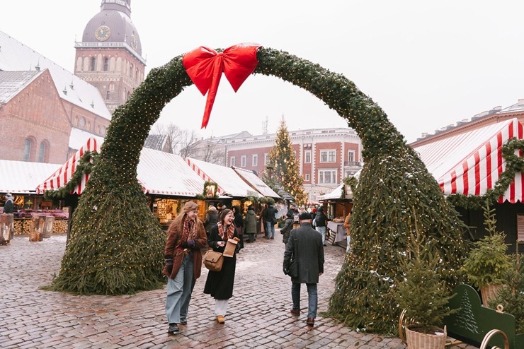 Vecrīgas Ziemassvētku tirdziņš piesaista vietējos un tūristus. Foto: vzt.lv 382230