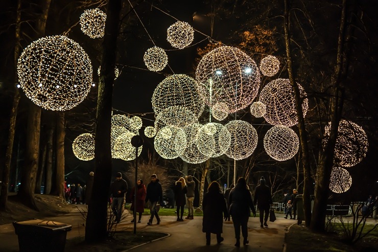 Ogres novadā iemirdzas Ziemassvētku rotājumi un svētku egles 382257