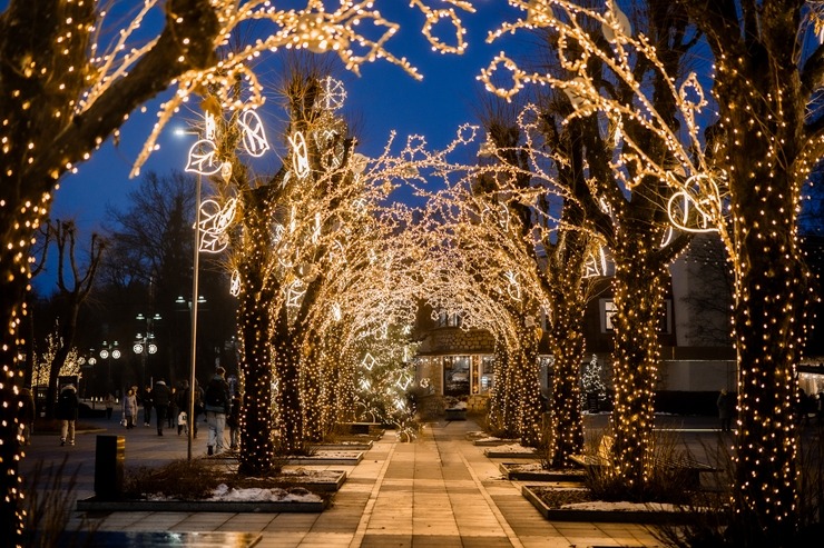 Ogres novadā iemirdzas Ziemassvētku rotājumi un svētku egles 382248