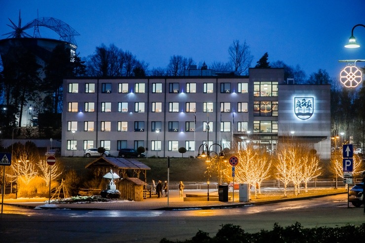 Ogres novadā iemirdzas Ziemassvētku rotājumi un svētku egles 382252