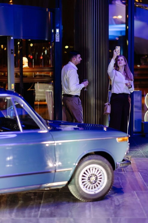 Jaunais BMW iX3 tiek svinīgi prezentēts Rīgas Zundas torņos. Foto: Billijs Locs 382391