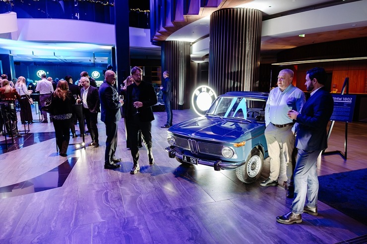 Jaunais BMW iX3 tiek svinīgi prezentēts Rīgas Zundas torņos. Foto: Billijs Locs 382392