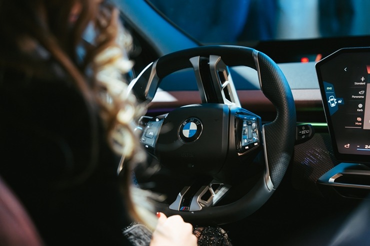 Jaunais BMW iX3 tiek svinīgi prezentēts Rīgas Zundas torņos. Foto: Billijs Locs 382395