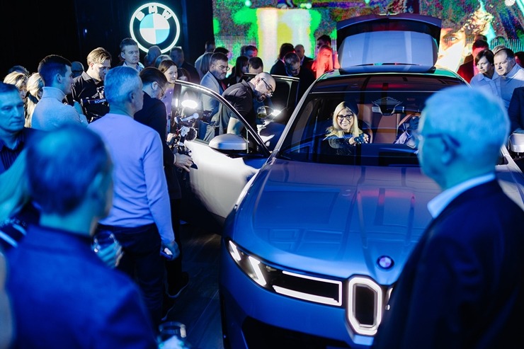 Jaunais BMW iX3 tiek svinīgi prezentēts Rīgas Zundas torņos. Foto: Billijs Locs 382398