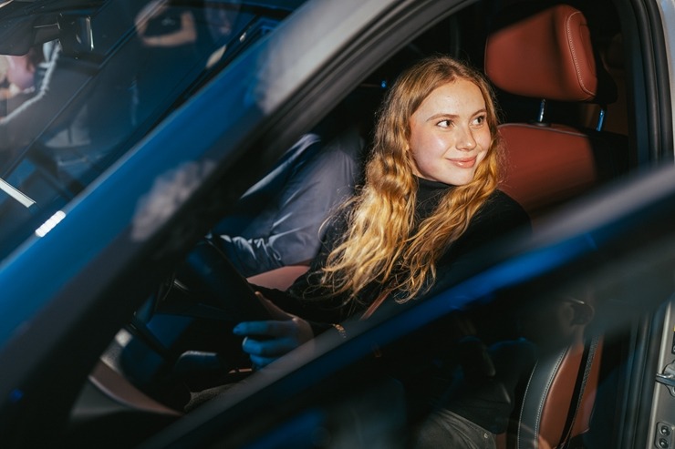 Jaunais BMW iX3 tiek svinīgi prezentēts Rīgas Zundas torņos. Foto: Billijs Locs 382399