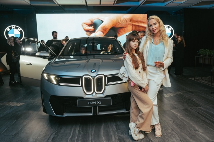 Jaunais BMW iX3 tiek svinīgi prezentēts Rīgas Zundas torņos. Foto: Billijs Locs 382384