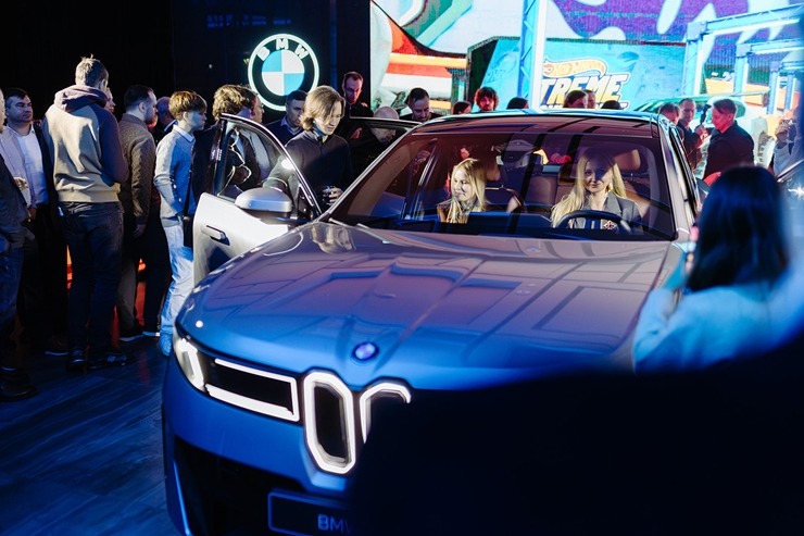 Jaunais BMW iX3 tiek svinīgi prezentēts Rīgas Zundas torņos. Foto: Billijs Locs 382387