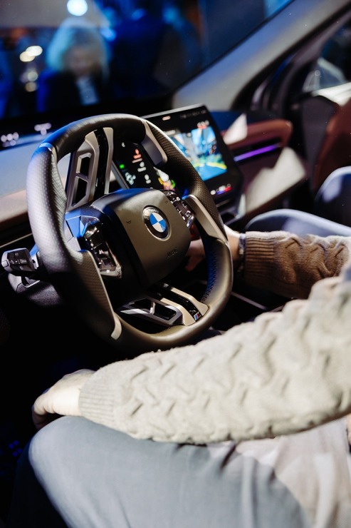 Jaunais BMW iX3 tiek svinīgi prezentēts Rīgas Zundas torņos. Foto: Billijs Locs 382388