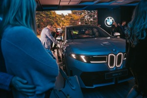 Jaunais BMW iX3 tiek svinīgi prezentēts Rīgas Zundas torņos. Foto: Billijs Locs 10