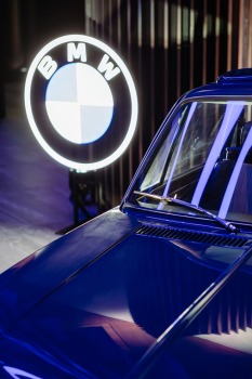 Jaunais BMW iX3 tiek svinīgi prezentēts Rīgas Zundas torņos. Foto: Billijs Locs 15