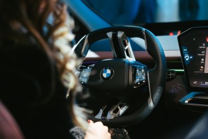 Jaunais BMW iX3 tiek svinīgi prezentēts Rīgas Zundas torņos. Foto: Billijs Locs 16
