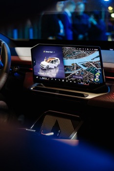 Jaunais BMW iX3 tiek svinīgi prezentēts Rīgas Zundas torņos. Foto: Billijs Locs 17