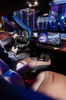 Jaunais BMW iX3 tiek svinīgi prezentēts Rīgas Zundas torņos. Foto: Billijs Locs 18