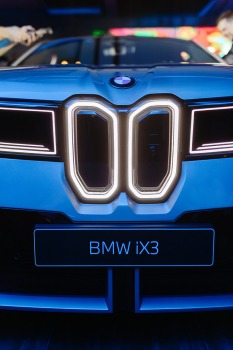 Jaunais BMW iX3 tiek svinīgi prezentēts Rīgas Zundas torņos. Foto: Billijs Locs 3