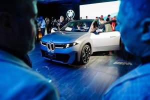 Jaunais BMW iX3 tiek svinīgi prezentēts Rīgas Zundas torņos. Foto: Billijs Locs 4