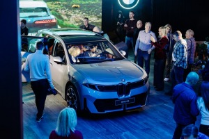 Jaunais BMW iX3 tiek svinīgi prezentēts Rīgas Zundas torņos. Foto: Billijs Locs 7