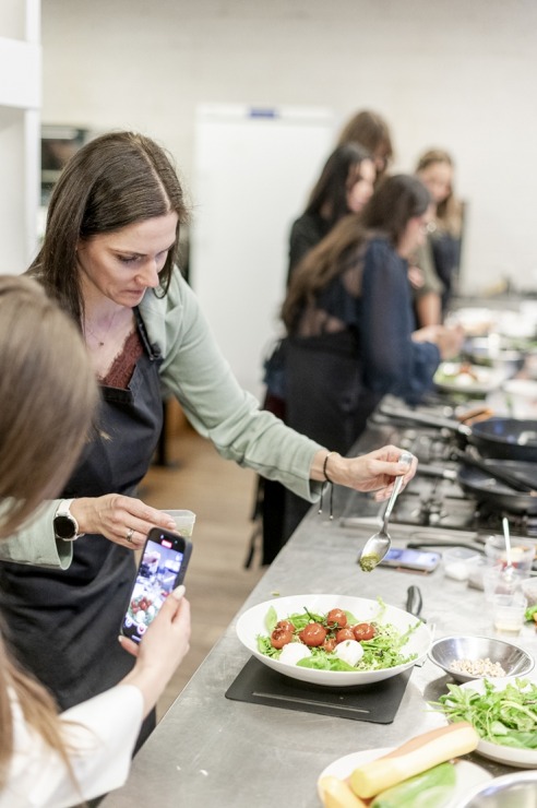 Šefpavārs Elmārs Tannis kopā ar «Fiskars» prezentē katlus un pannas. Foto: Fiskars.com 382482