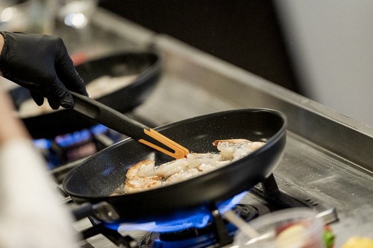 Šefpavārs Elmārs Tannis kopā ar «Fiskars» prezentē katlus un pannas. Foto: Fiskars.com 382487