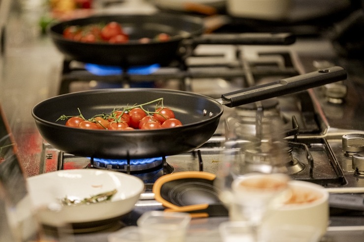 Šefpavārs Elmārs Tannis kopā ar «Fiskars» prezentē katlus un pannas. Foto: Fiskars.com 382489