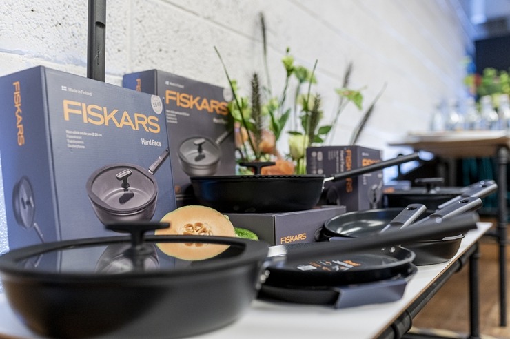 Šefpavārs Elmārs Tannis kopā ar «Fiskars» prezentē katlus un pannas. Foto: Fiskars.com 382491