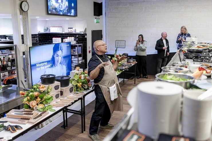 Šefpavārs Elmārs Tannis kopā ar «Fiskars» prezentē katlus un pannas. Foto: Fiskars.com 382475