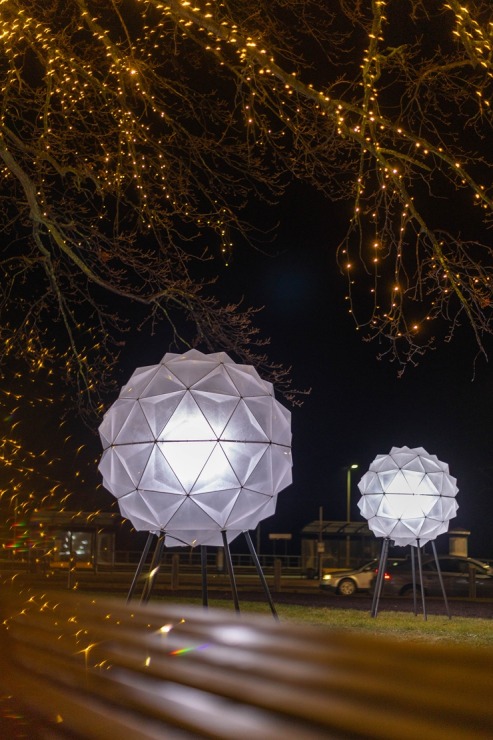 Jūrmala izrotāta un izgaismota Ziemassvētkiem 2025 un gadu mijas pasākumam. Foto: Artis Veigurs 382600
