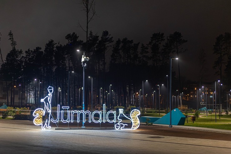 Jūrmala izrotāta un izgaismota Ziemassvētkiem 2025 un gadu mijas pasākumam. Foto: Artis Veigurs 382602