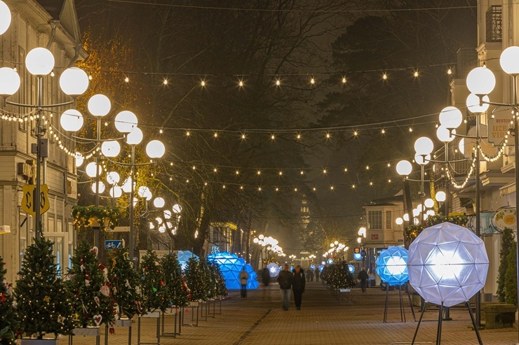 Jūrmala izrotāta un izgaismota Ziemassvētkiem 2025 un gadu mijas pasākumam. Foto: Artis Veigurs 382590