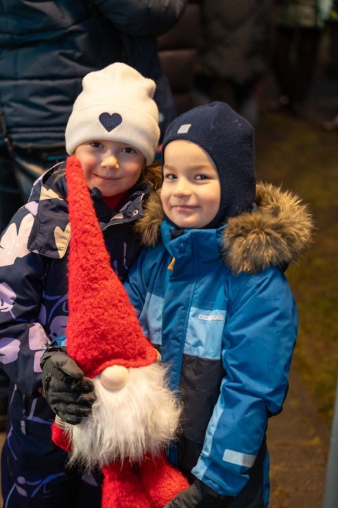 Jūrmala ir izgreznota Ziemassvētkiem – Jomas ielā iedegta galvenā pilsētas egle. Foto: Artis Veigurs 382632