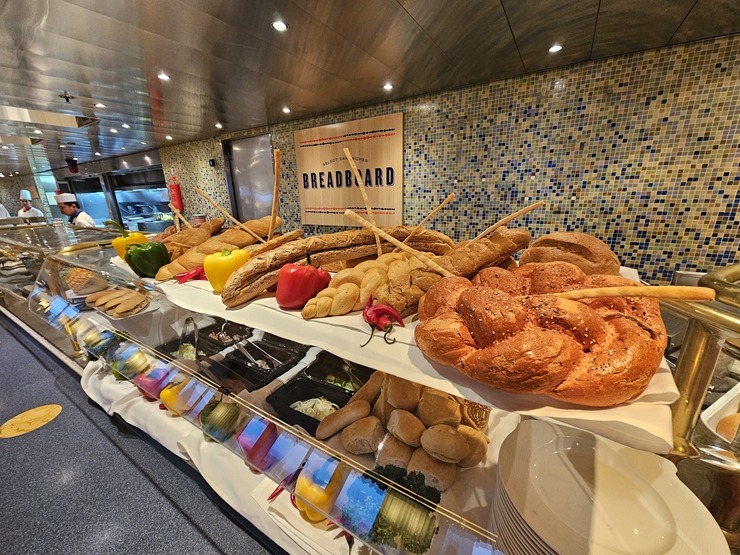 Kruīza kuģis «Borealis» no «Fred.Olsen Cruise Lines» flotes pirmo reizi ienāk Rīgas ostā 383046