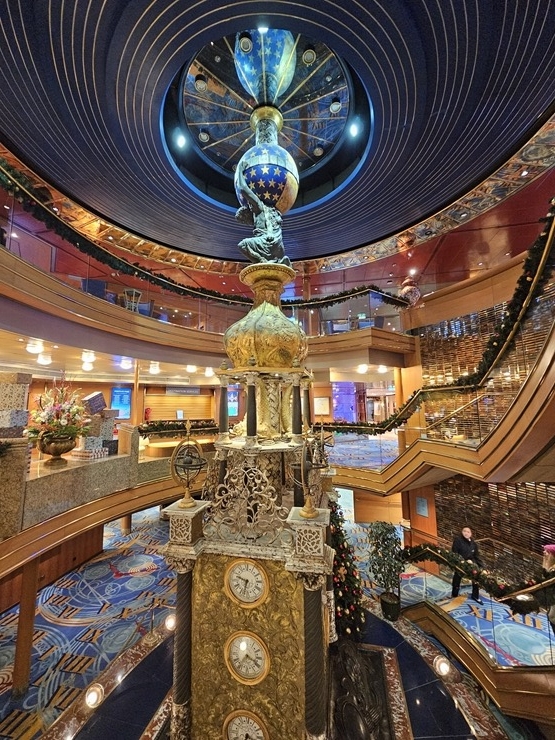 Kruīza kuģis «Borealis» no «Fred.Olsen Cruise Lines» flotes pirmo reizi ienāk Rīgas ostā 383068