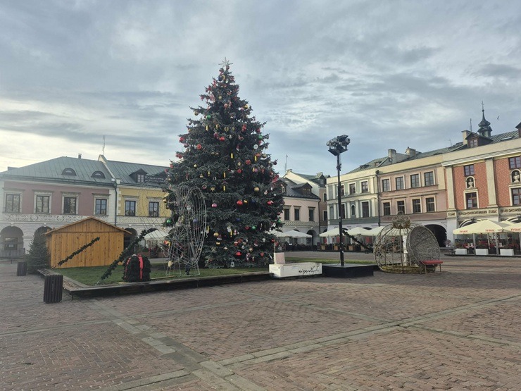 Ziemassvētku rotājumi UNESCO aizsrgātajā Polijas Zamoščas vecpilsētā 383552