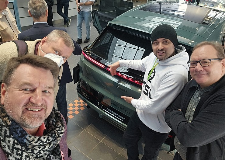 Rīgā līdz 17.01 prezentē 1156 ZS jaudīgo elektrisko Porsche Cayenne Turbo Electric 383897