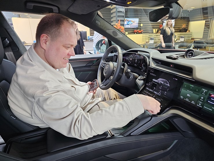 Rīgā līdz 17.01 prezentē 1156 ZS jaudīgo elektrisko Porsche Cayenne Turbo Electric 383904