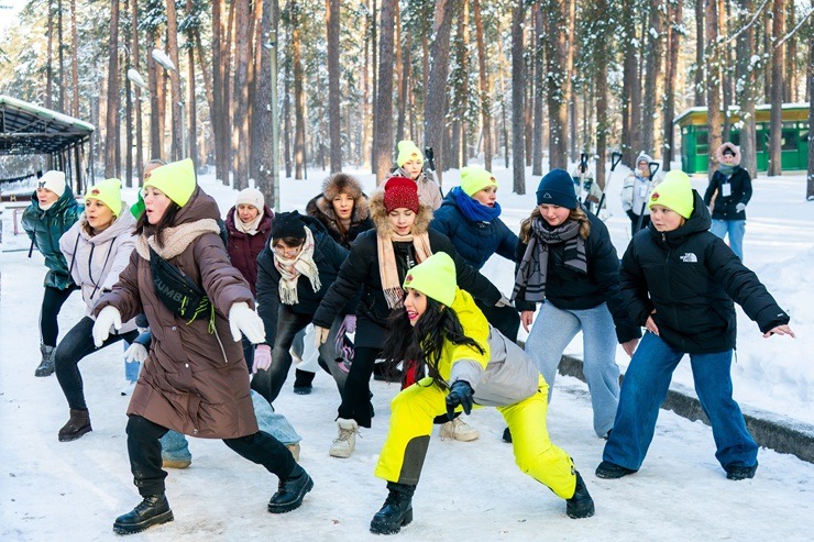 Aktivi kopā: Daugavpilī jautri un atraktīvi bauda ziemas priekus 384596