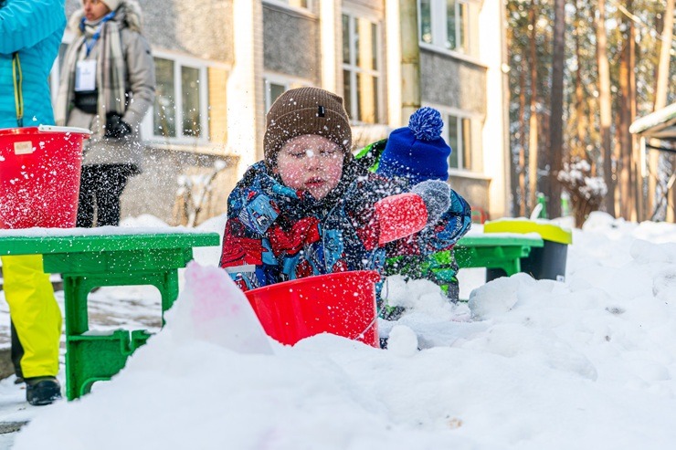 Aktivi kopā: Daugavpilī jautri un atraktīvi bauda ziemas priekus 384601