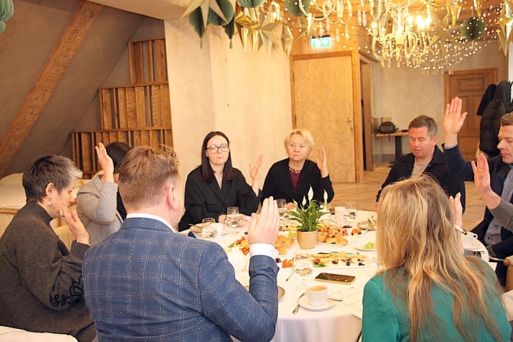 «GADA CILVĒKS TŪRISMĀ 2025» žūrija pulcējas uz sēdi Vecrīgas restorānā «Kaļķu vārti» 384978