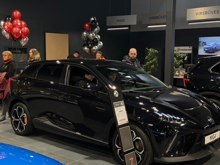 Atvērts pirmais MG autosalons Latvijā 385196